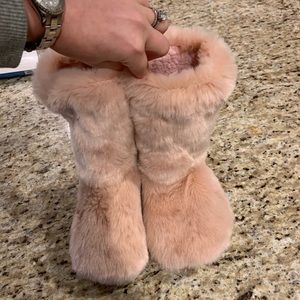Like new gap fuzzy slipper booties